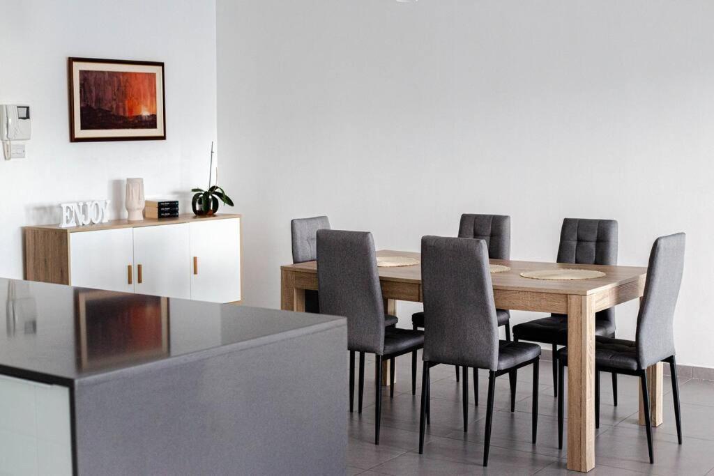 Seafront Two Bedroom Apartment Saint Julian's エクステリア 写真