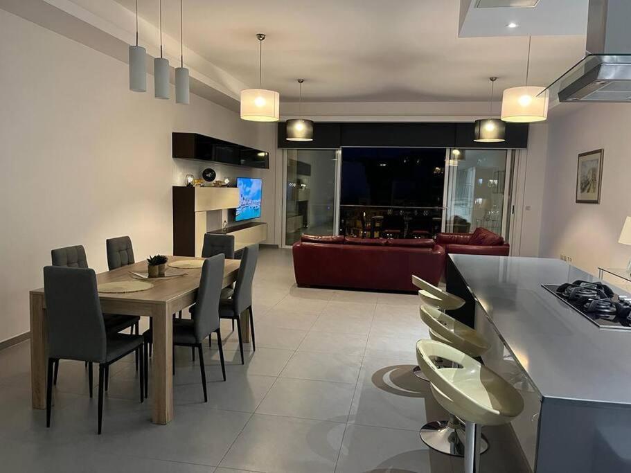 Seafront Two Bedroom Apartment Saint Julian's エクステリア 写真